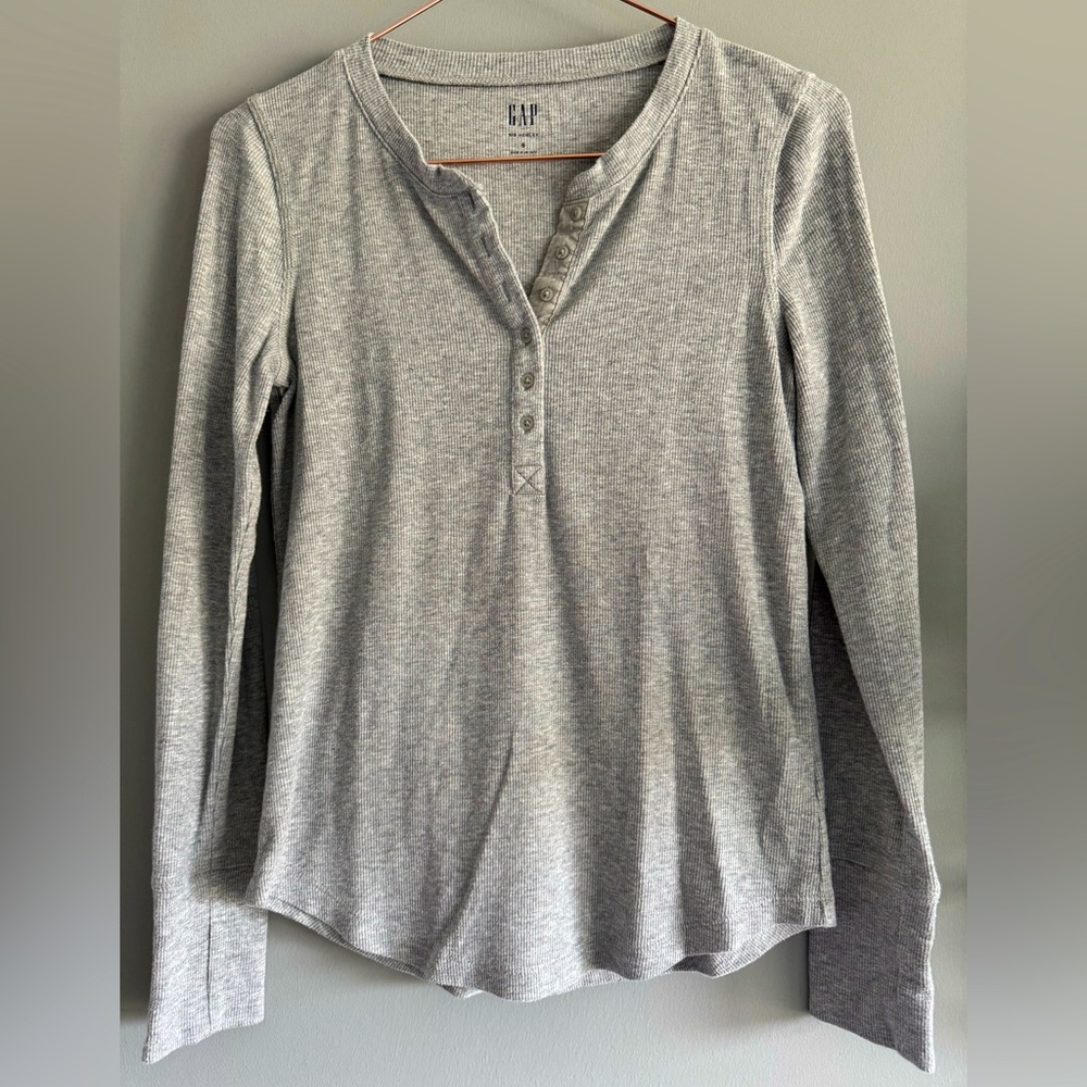 Gap Women’s Heather Gray Long Sleeve Ribbed Henley, Small